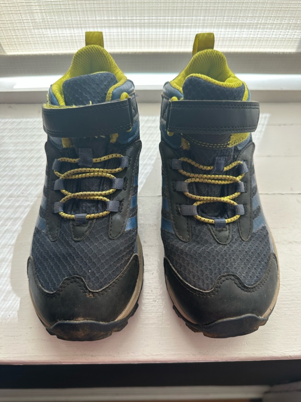 Merrell boys size 4 hiking shoes